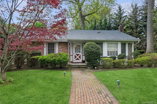 9 Oakwood Circle, Roslyn, NY 11576