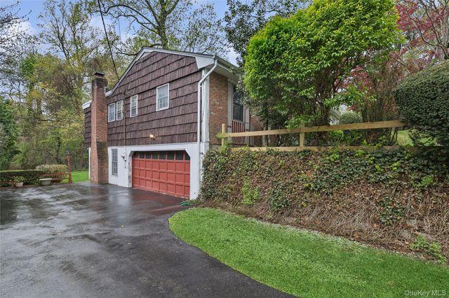 9 Oakwood Circle, Roslyn, NY 11576