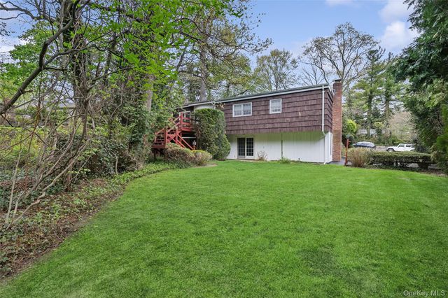 9 Oakwood Circle, Roslyn, NY 11576