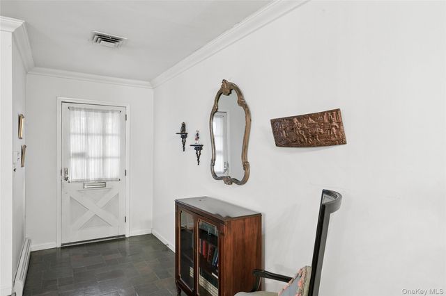 9 Oakwood Circle, Roslyn, NY 11576