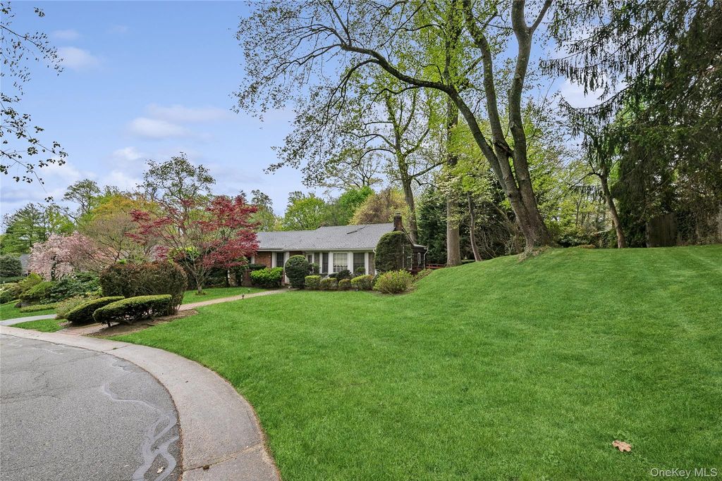 9 Oakwood Circle, Roslyn, NY 11576