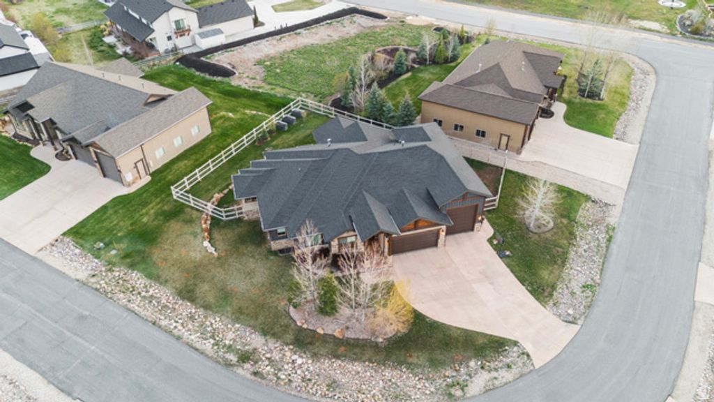 Image 72 of property listing at 823 W SUMMIT HAVEN CIR, Francis, UT 84036