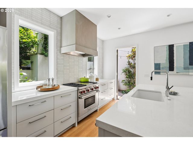 2870 Nw WESTOVER Rd, Portland, OR 97210