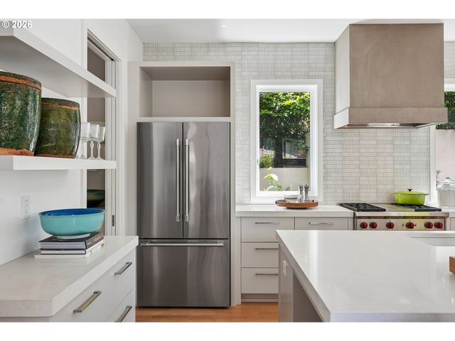 2870 Nw WESTOVER Rd, Portland, OR 97210