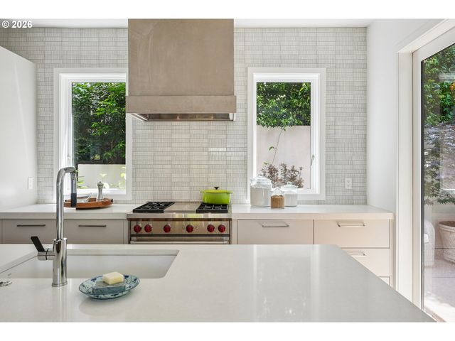 2870 Nw WESTOVER Rd, Portland, OR 97210