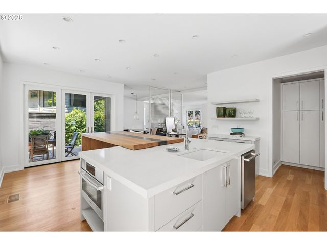 2870 Nw WESTOVER Rd, Portland, OR 97210