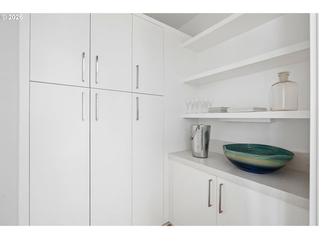 2870 Nw WESTOVER Rd, Portland, OR 97210
