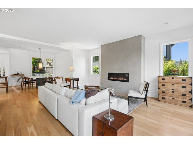 2870 Nw WESTOVER Rd, Portland, OR 97210
