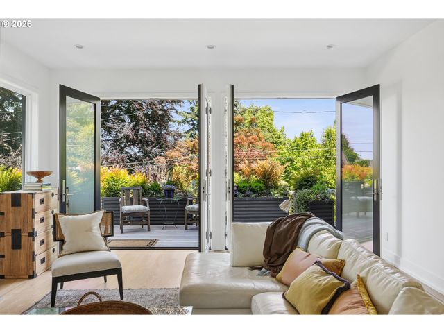 2870 Nw WESTOVER Rd, Portland, OR 97210