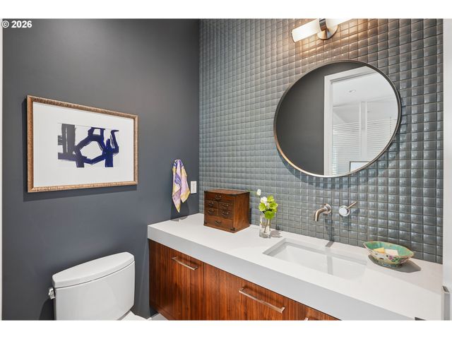 2870 Nw WESTOVER Rd, Portland, OR 97210