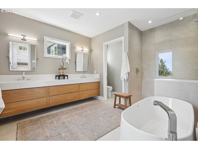 2870 Nw WESTOVER Rd, Portland, OR 97210