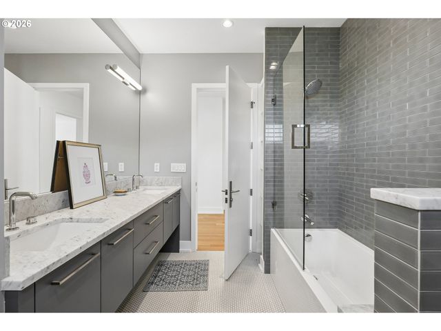2870 Nw WESTOVER Rd, Portland, OR 97210