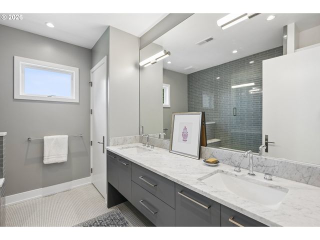 2870 Nw WESTOVER Rd, Portland, OR 97210