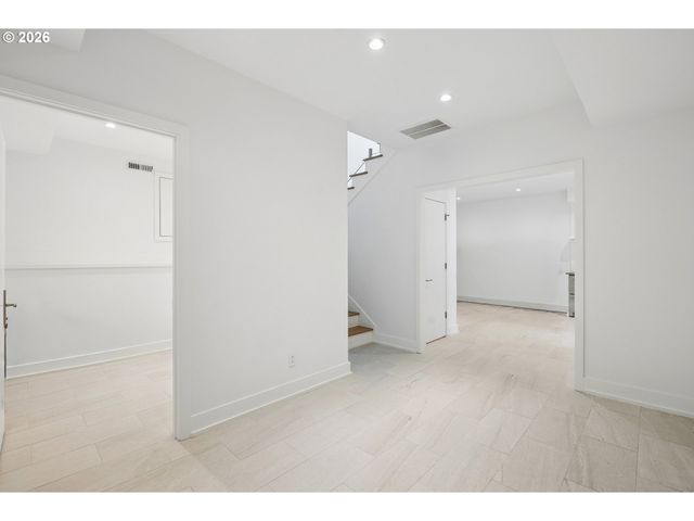 2870 Nw WESTOVER Rd, Portland, OR 97210