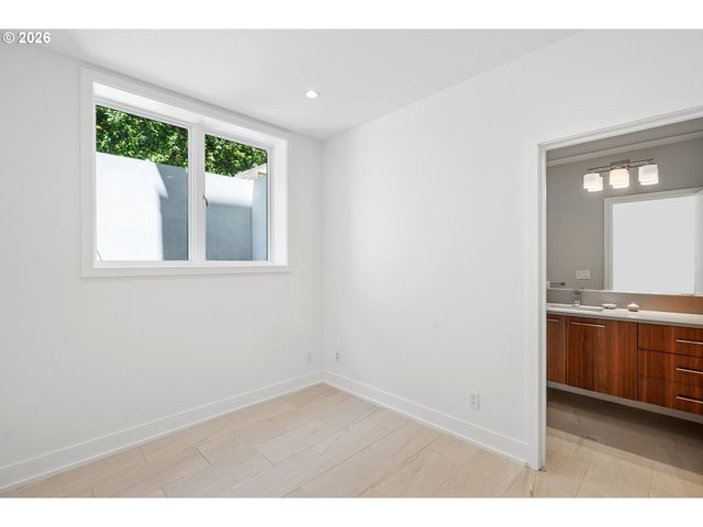 2870 Nw WESTOVER Rd, Portland, OR 97210