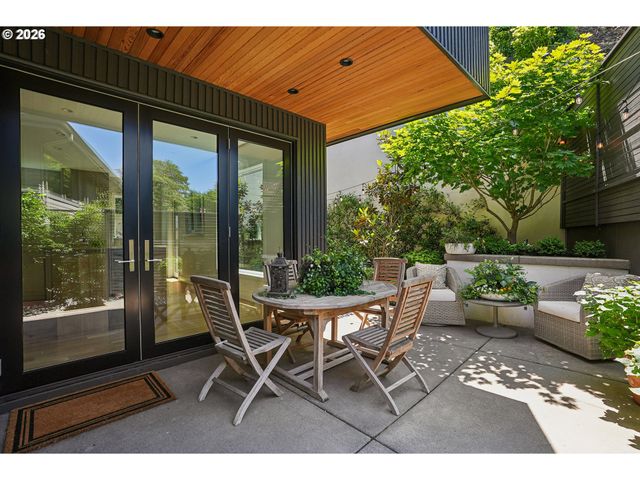 2870 Nw WESTOVER Rd, Portland, OR 97210