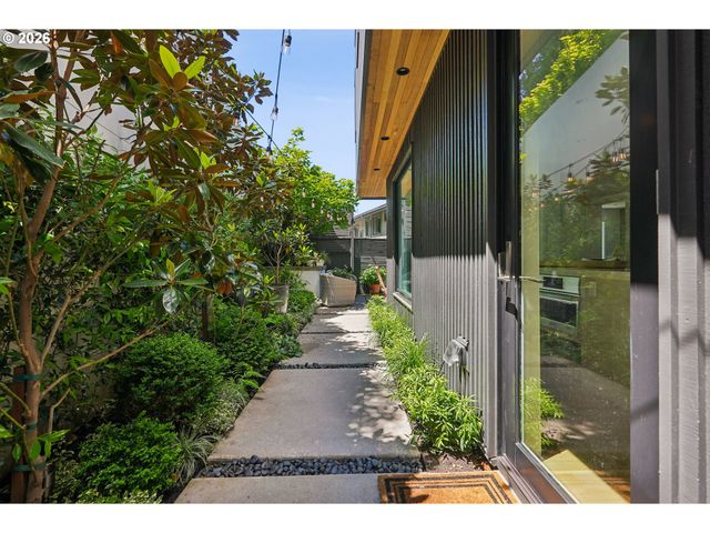 2870 Nw WESTOVER Rd, Portland, OR 97210