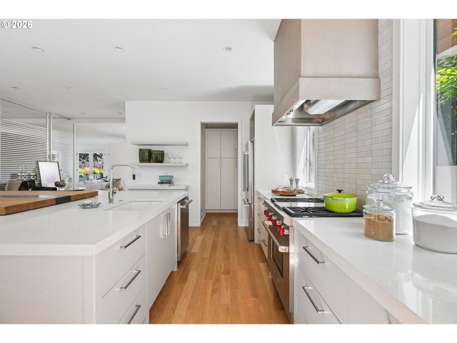 2870 Nw WESTOVER Rd, Portland, OR 97210
