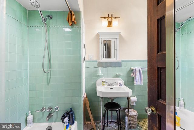 348 GREEN LN, Philadelphia, PA 19128