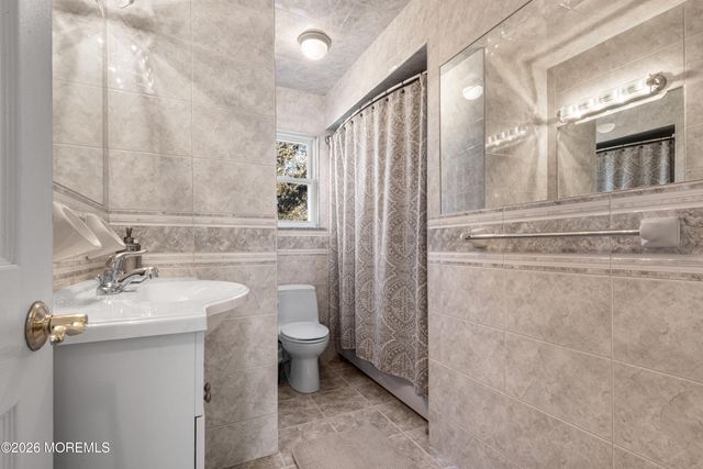 6 Surrey Drive, Old Bridge, NJ 08857