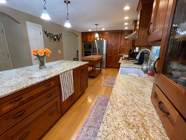 9 Hampstead Road, Merrimack, NH 03054
