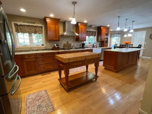 9 Hampstead Road, Merrimack, NH 03054