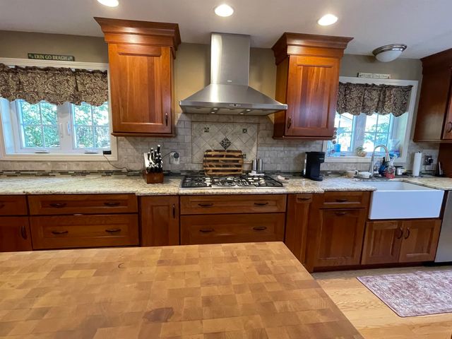 9 Hampstead Road, Merrimack, NH 03054