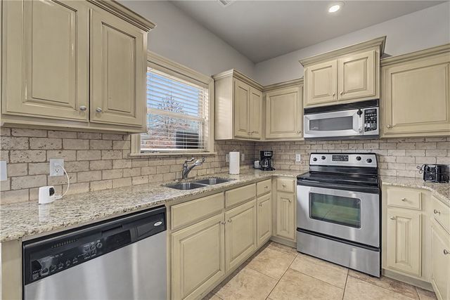 4176 N Meadow View Drive, Fayetteville, AR 72703