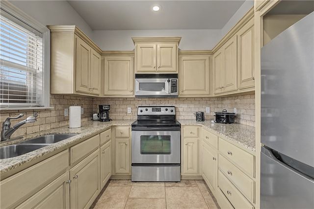 4176 N Meadow View Drive, Fayetteville, AR 72703