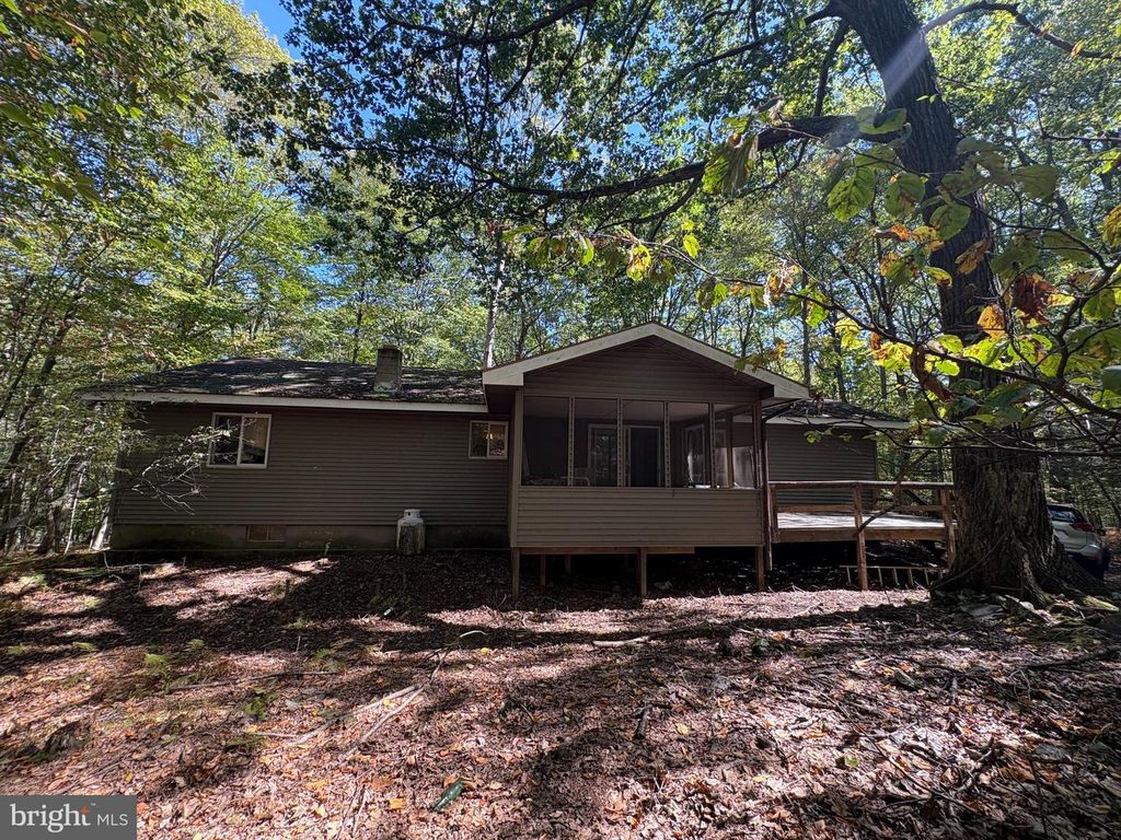 196 ROBIN LN, East Stroudsburg, PA 18302
