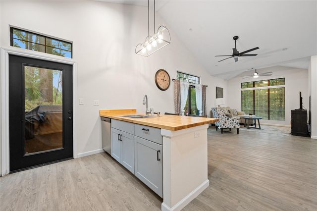 71 White Oak Street, Point Blank, TX 77364