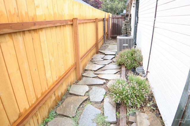 6132 N Brook Pl, Garden City, ID 83714
