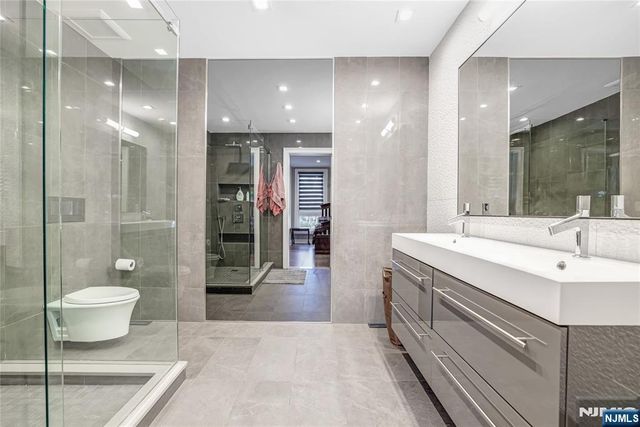 117 Kensington Drive 304, Fort Lee, NJ 07024