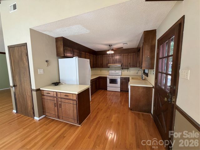 135 Supreme Court 14, Statesville, NC 28677