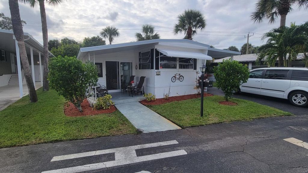 615 Alamanda Lane, Deerfield Beach, FL 33442