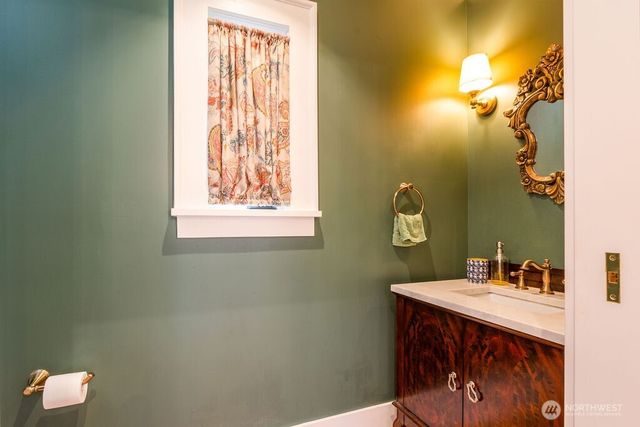 106 NE 46th Street, Seattle, WA 98105