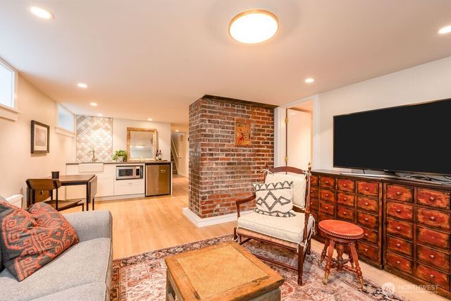 106 NE 46th Street, Seattle, WA 98105