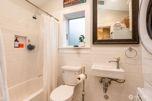 106 NE 46th Street, Seattle, WA 98105