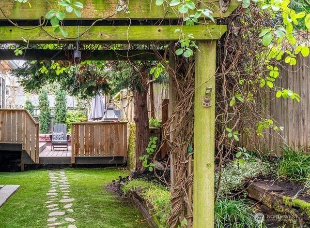 106 NE 46th Street, Seattle, WA 98105