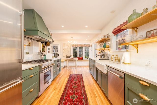 106 NE 46th Street, Seattle, WA 98105