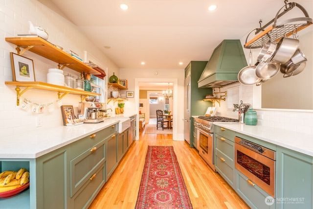 106 NE 46th Street, Seattle, WA 98105