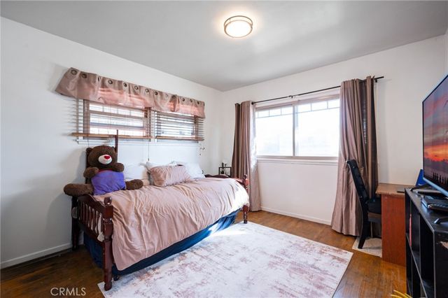 10725 S 8th Avenue, Inglewood, CA 90303