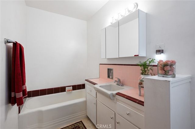 10725 S 8th Avenue, Inglewood, CA 90303