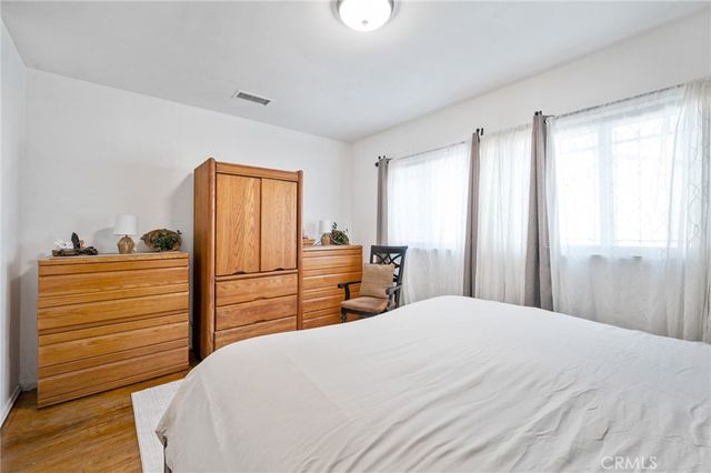10725 S 8th Avenue, Inglewood, CA 90303