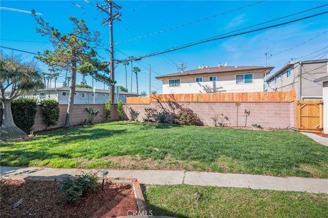 10725 S 8th Avenue, Inglewood, CA 90303