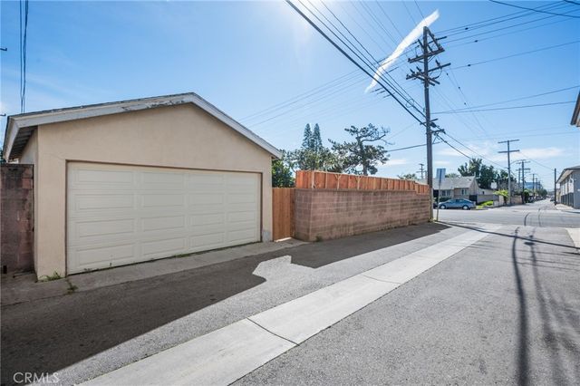 10725 S 8th Avenue, Inglewood, CA 90303