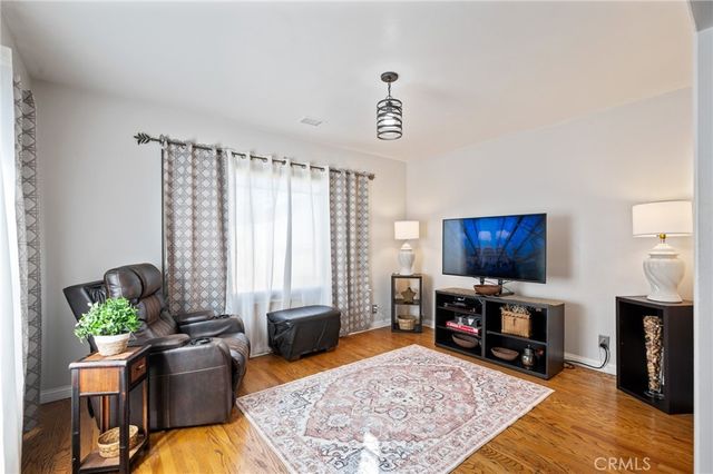 10725 S 8th Avenue, Inglewood, CA 90303