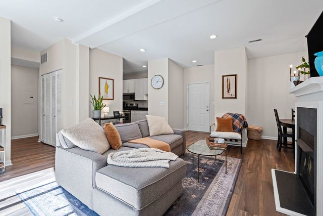 1928 N Kedzie Avenue 103, Chicago, IL 60647