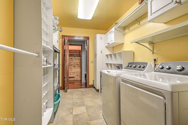 303 Tennessee 143, Roan Mountain, TN 37687