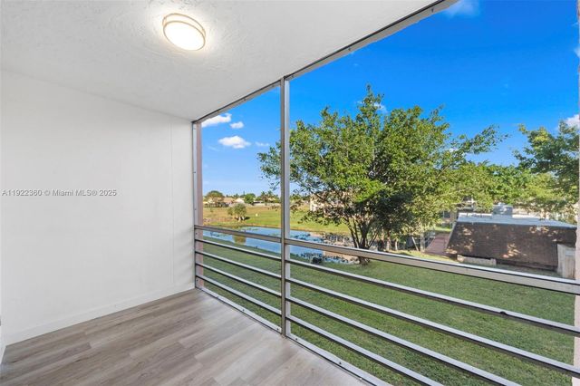 9601 Sunrise Lakes Blvd 206, Sunrise, FL 33322